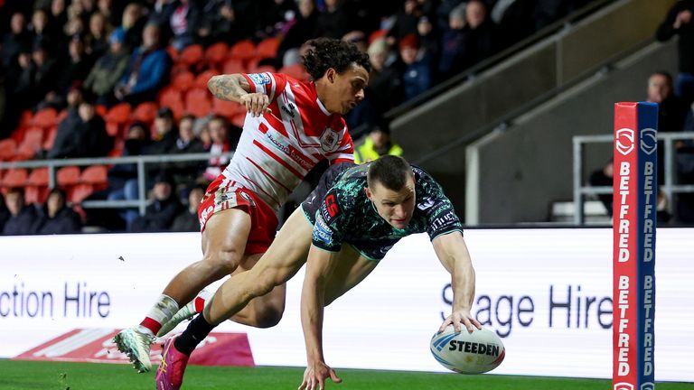 इनेस सीनियरने कोपऱ्यात उडण्याचा प्रयत्न पूर्ण केला