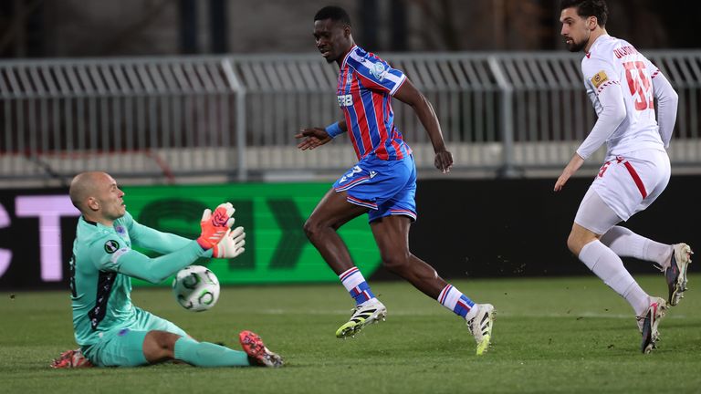 Zrinjski's goalkeeper Goran Karacic saves in front of Crystal Palace's Ismaila Sarr during Europa Conference League play-off soccer match between Zrinjski and Crystal Palace in Mostar, Bosnia and Herzegovina, Thursday, Feb. 19, 2026. AP Photo/Armin Durgut)