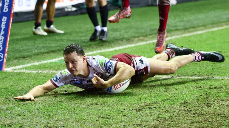 पॉल करी/SWpix.com द्वारे फोटो - 21/02/2026 - रग्बी लीग - बेटफ्रेड सुपर लीग फेरी 2 - विगन वॉरियर्स विरुद्ध हल एफसी - द ब्रिक कम्युनिटी स्टेडियम, विगन, इंग्लंड - जॉय फील्डने विगन वॉरियर्ससाठी 6 व्या प्रयत्नात गोल केला