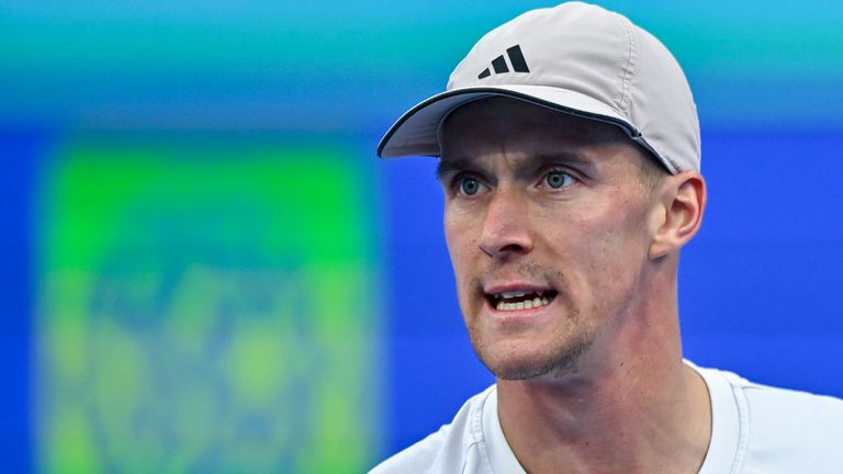 कतारमधील एक्झॉनमोबिल ओ येथे एटीपी पुरुषांच्या 32 फेरीत ग्रेट ब्रिटनच्या जॅन चोइंस्कीची झेक प्रजासत्ताकच्या जेकोब मेन्सिकशी स्पर्धा