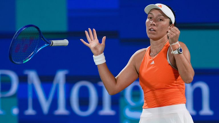 Jessica Pegula de Estados Unidos reacciona tras derrotar a su compatriota Amanda Anisimova en su semifinal en el Dubai Duty Free Ten