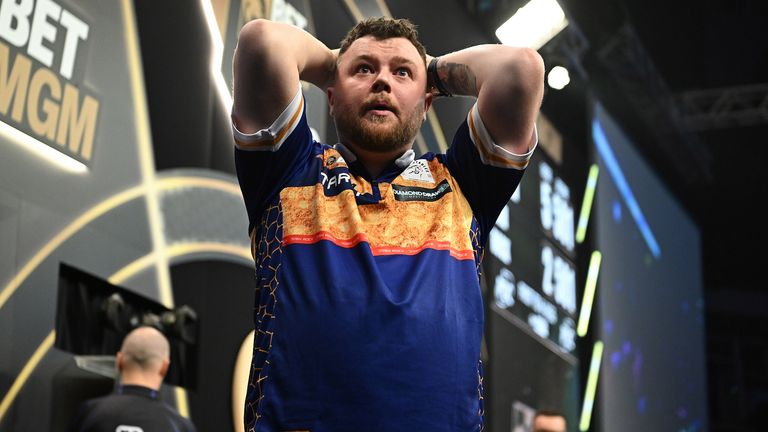 बेलफास्टमधील BetMGM प्रीमियर लीगच्या रात्री 4 रोजी झालेल्या क्वार्टर फायनल सामन्यात जोश रॉकने जियान व्हॅन वीनविरुद्ध 9 डार्टर फिनिश केले.