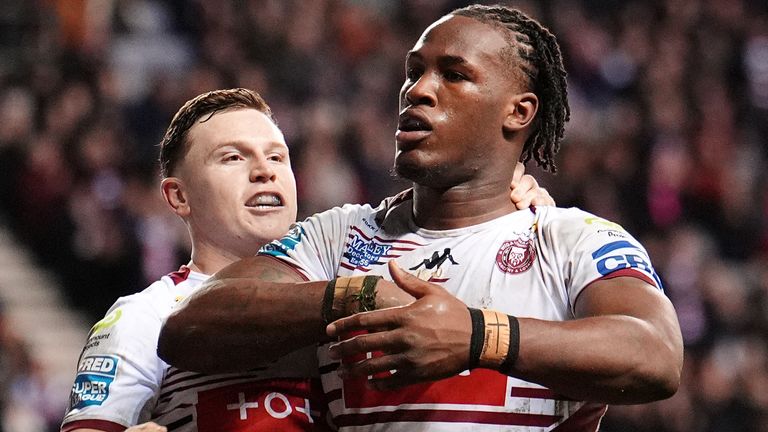 Wigan Warriorsin Junior Nsemba juhlii maalinteosta Leighia vastaan ​​Jai Fieldin kanssa