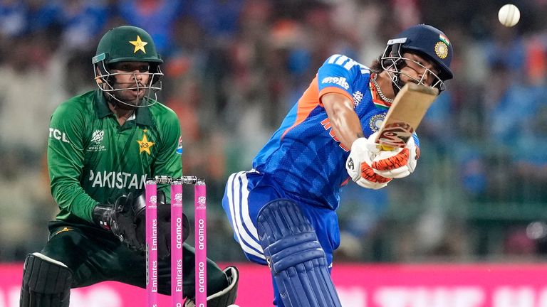 Intialainen Ishan Kishan pelaa T20-maailmancupin krikettiottelussa Intian ja Pakistanin välillä Colombossa Sri Lankassa sunnuntaina 15. helmikuuta 2026. (AP Photo/Eranga Jayawardena)