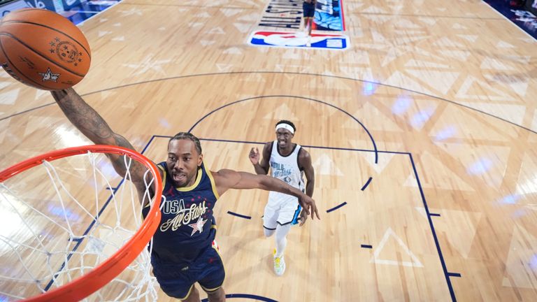 El delantero de los USA Stripes, Kawhi Leonard, anota 31 puntos en 12 minutos en una exhibición clásica contra el Team World