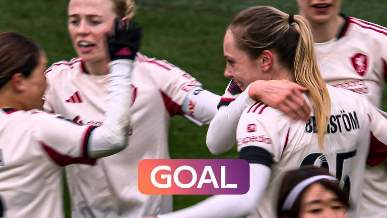 Manchester United vs Liverpool | Alice Bergstrom bundles in Liverpool equaliser