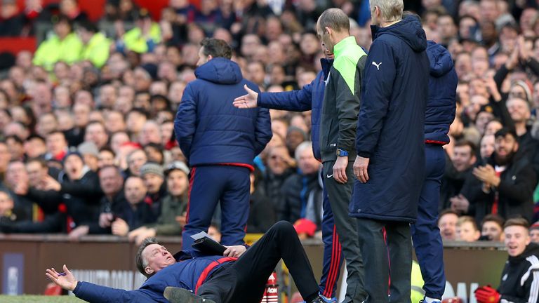 Louis van Gaal mimics Alexis Sanchez from the touchline 