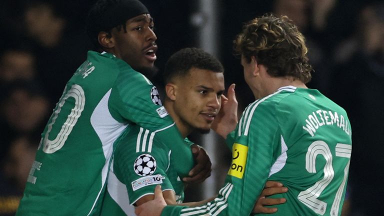 Newcastle Unitedin saksalainen puolustaja #12 Malick Thiaw juhlii joukkuetovereiden kanssa maalinteon jälkeen