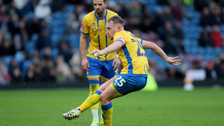 Mansfield Town's Louis Reed scores their side's first goal of the game during the Emirates FA Cup fourth round match at Turf Moor, Burnley. Picture date: Saturday February 14, 2026. PA Photo. Photo credit should read: Richard Sellers/PA Wire...RESTRICTIONS: EDITORIAL USE ONLY No use with unauthorised audio, video, data, fixture lists, club/league logos or "live" services. Online in-match use limited to 120 images, no video emulation. No use in betting, games or single club/league/player publications.