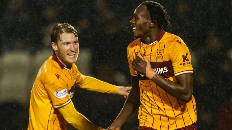 Emmanuel Longelo (R) juhlii Callum Slatteryn (L) kanssa maalinteossa 4-0.