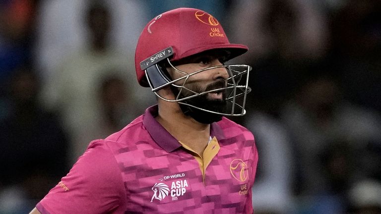 Capitão dos Emirados Árabes Unidos, Muhammad Waseem (Associated Press)