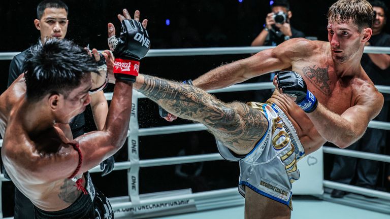 Nico Carrillo contro Shadow Singha Mawynn