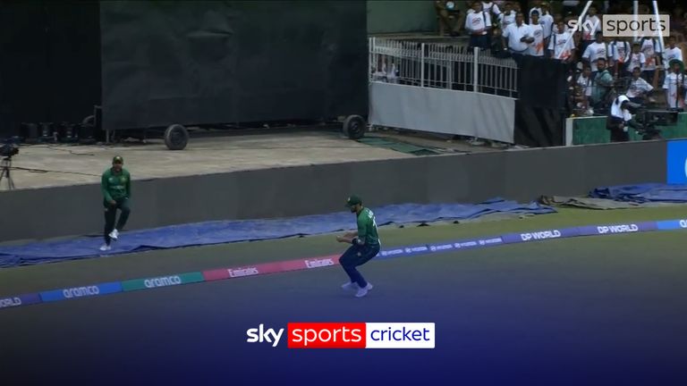 'Athletism at it's very best' | Pakistan 'FANTASTIC' two fielder catch! 