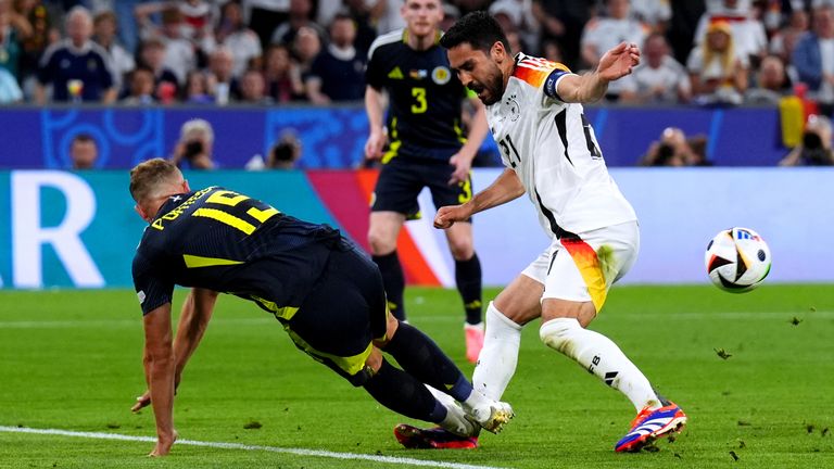 Ryan Porteous foi expulso na estreia da Escócia na Euro 2024