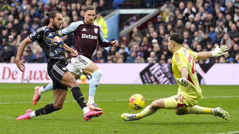 Emi Martinez denies Dominic Calvert-Lewin