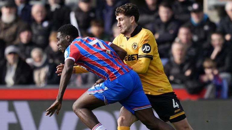 Ismaila Sarr rides a challenge from Santiago Bueno