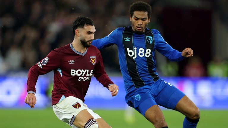 Taty Castellanos battles for possession with Amine Adli