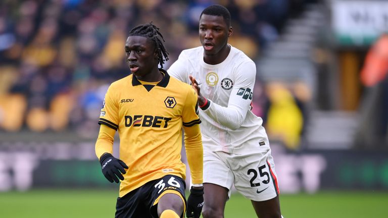 Mateus Mane is challenged by Moises Caicedo 