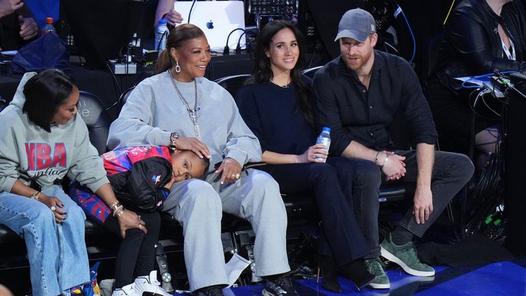 Queen Latifah, izquierda, sentada con Meghan Markle y el príncipe Harry 