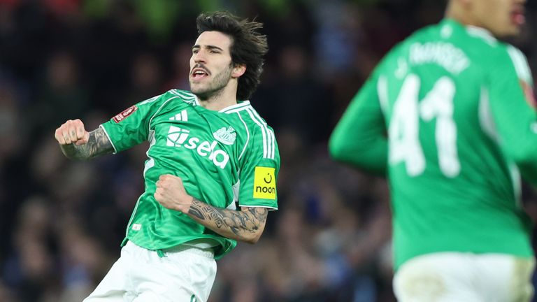 Sandro Tonali juhlii Newcastlen tasoitusmaalin tekemistä