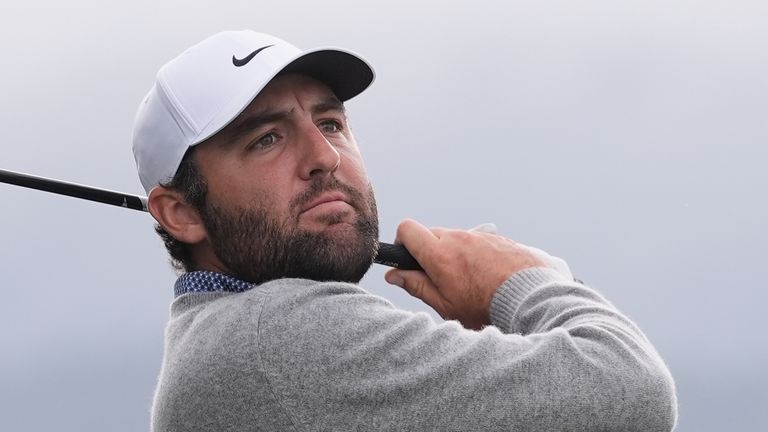 Scotty Scheffler golpea desde el tee 14 en Pebble Beach Golf Links durante la ronda final del AT&T Pebble Beach Pro-Am 