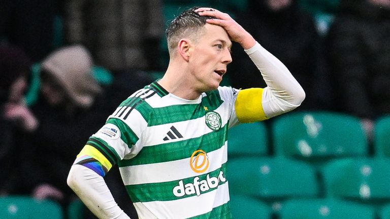 Callum McGregor reacciona después de que un gol tardío de Kai Andrews condenara al Celtic a una derrota por 2-1 en Hibernian