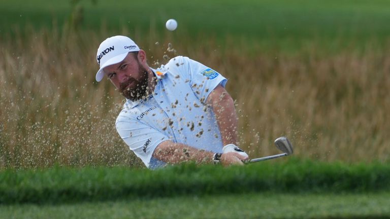 Shane Lowry osui hiekkaansasta Cognizant Classic -golfturnauksen kolmannella kierroksella (AP Photo/Marta Lavandier)