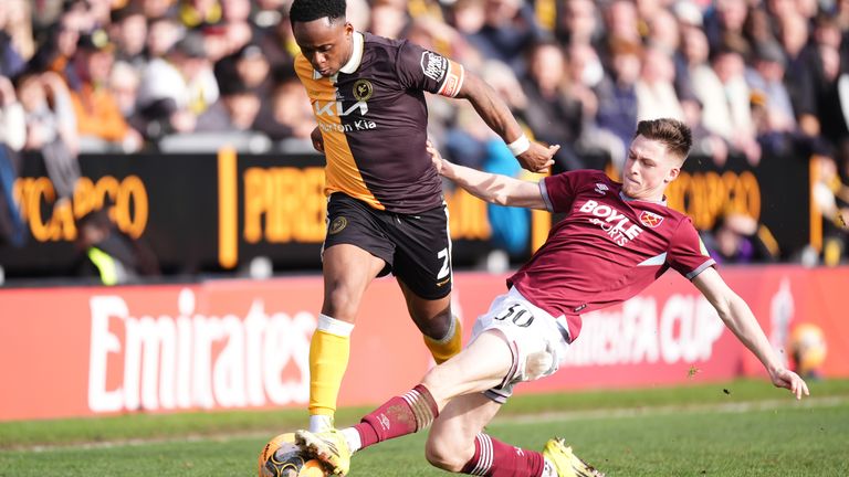 Udoka Godwin-Malaife de Burton Albion es abordado por Oliver Scarles de West Ham. 