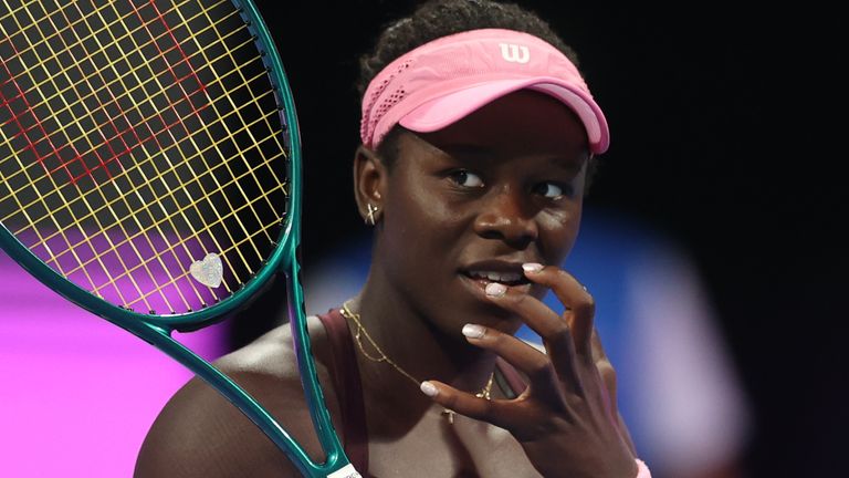 La canadese Victoria Mboko reagisce durante la finale di tennis del Qatar Open contro Karolina Muchova della Repubblica Ceca a Doha, in Qatar, sabato 2 febbraio