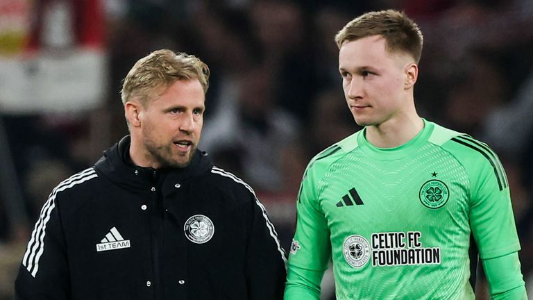 स्टटगार्ट येथे सेल्टिकच्या युरोपा लीग प्ले-ऑफ सामना सुरू करण्यासाठी विल्जामी सिनिसालो (आर) ने कॅस्पर श्मीचेल (एल) ची जागा घेतली