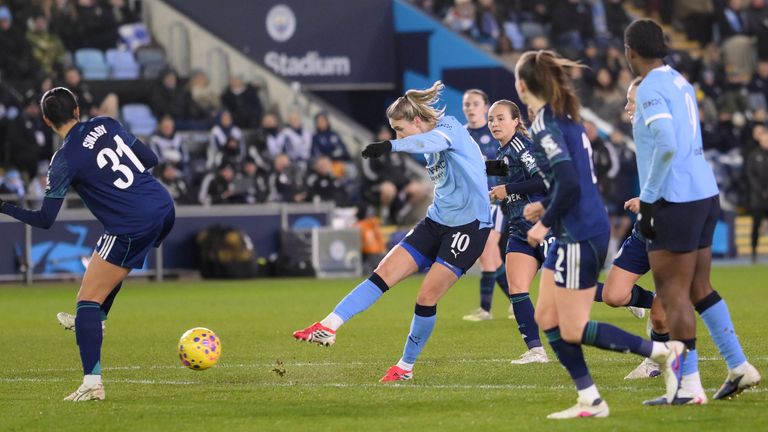 Vivianne Miedema scores Man City's second goal against Leicester