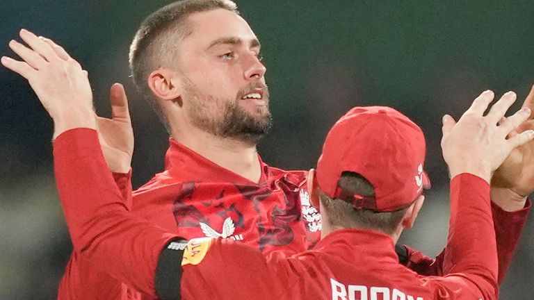 England's Will Jacks, left, celebrates with teammate the wicket of Sri Lanka's Janith Liyanage during the third T20 cricket