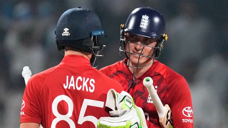 Will Jacks dell'Inghilterra, a sinistra, e il compagno di battuta Tom Banton festeggiano dopo che l'Inghilterra ha vinto la Coppa del Mondo T20 (AP Photo/Bikas Das)