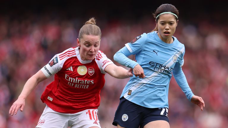 Yui Hasegawa is put under pressure by Kim Little 