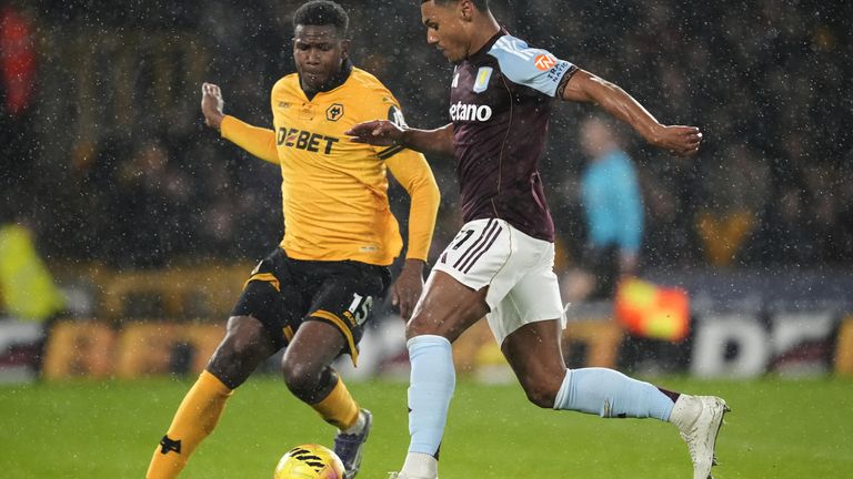 Aston Villa's Ollie Watkins tries to get away from Wolves' Yerson Mosquera