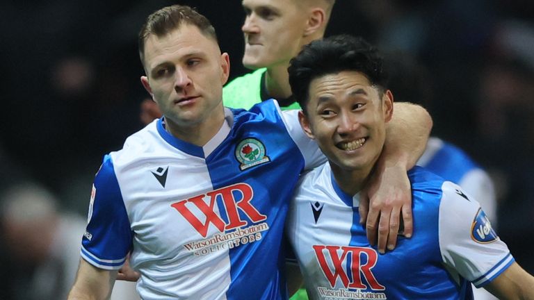 Yuki Ohashi celebra tras marcar el gol de la victoria ante Preston
