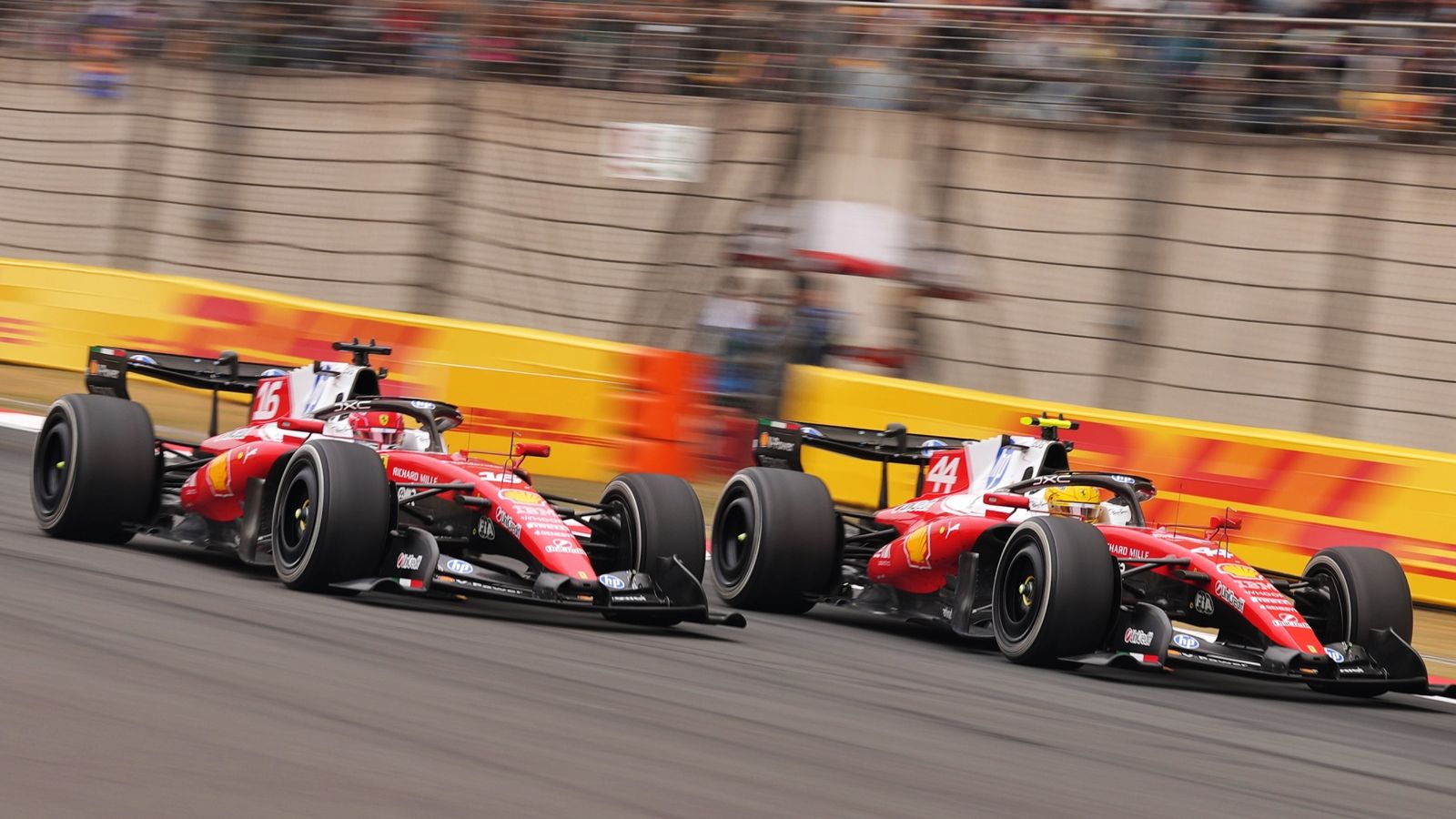 La intensa batalla de Hamilton y Leclerc en China enciende preguntas sobre rivalidad interna en Ferrari