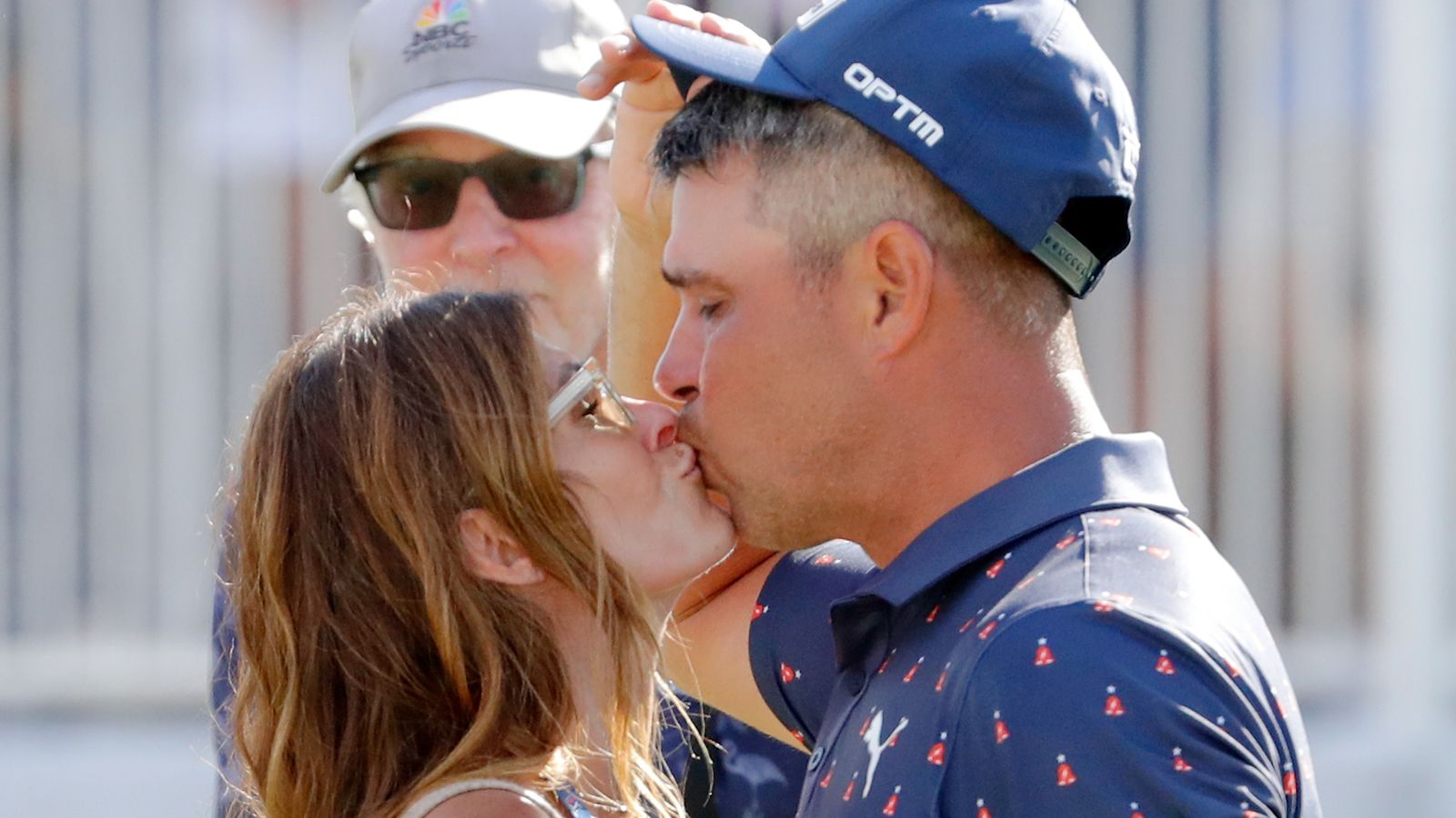 Gary Woodland completes inspirational comeback after brain surgery and PTSD, urges those struggling to 'keep fighting'