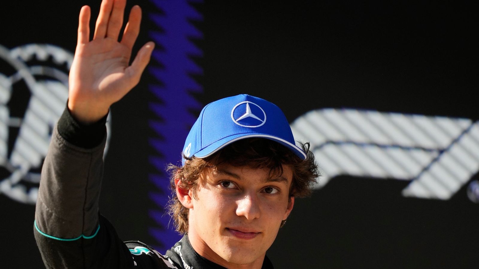 Kimi Antonelli diventa il pole-sitter più giovane della F1 in Cina, guidando la doppietta della Mercedes