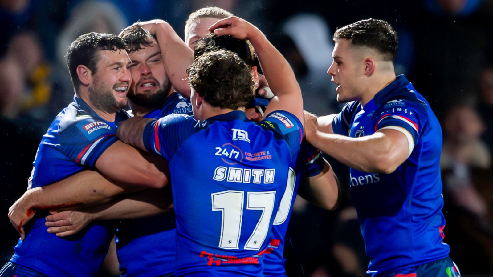 Wakefield versloeg Leeds in de Challenge Cup na een stroomstoring tijdens de overwinning van Wigan