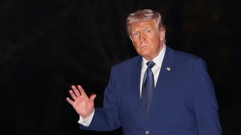 U.S. President Donald Trump waves as he arrives at the White House from Florida, in Washington, D.C., U.S., March 9, 2026. REUTERS/Evelyn Ho