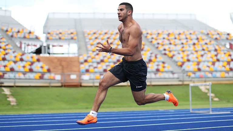 Adam Gemili treina durante uma oportunidade de mídia da equipe da Inglaterra antes dos Jogos Gold Coast Commonwealth de 2018