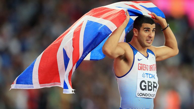 Adam Gemili comemora a conquista do ouro durante o nono dia do Campeonato Mundial IAAF 2017 no Estádio de Londres.