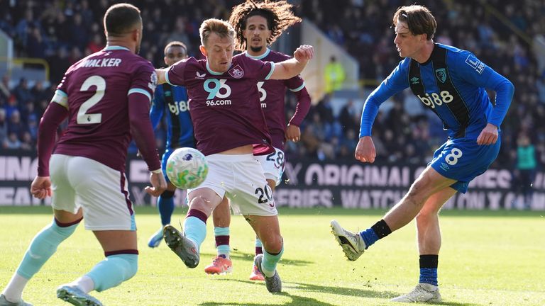 Alex Scott oli Bournemouthin tärkein luovuuden lähde Burnleyä vastaan 