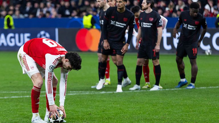 Kai Havertz laittaa pallon paikalleen ennen rangaistustaan