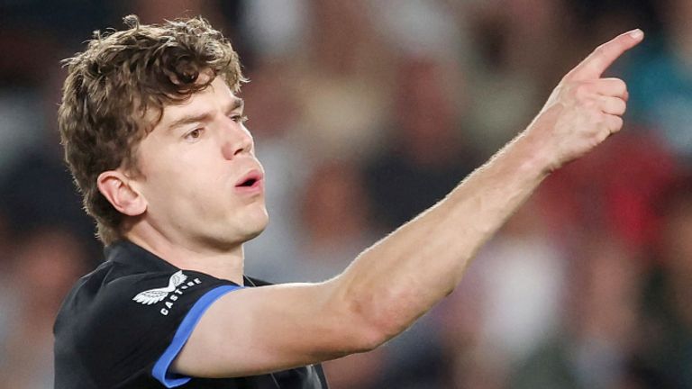 New Zealand's Ben Sears celebrates a wicket in a T20 cricket international (Getty Images)