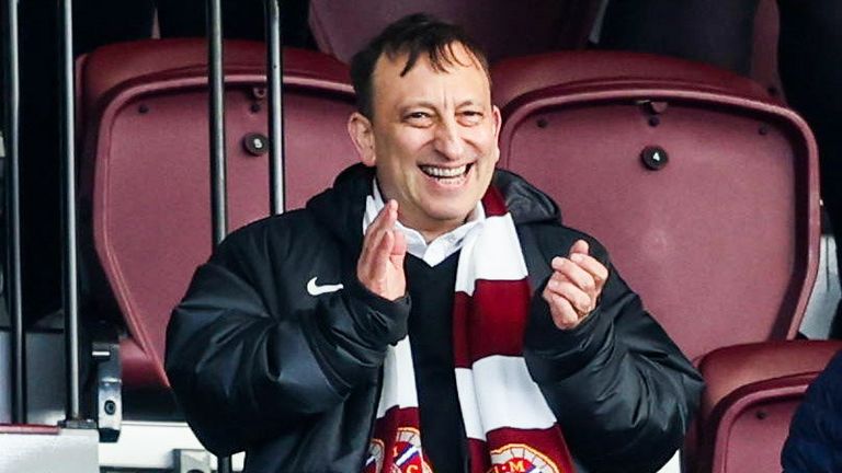 EDIMBURGO, SCOZIA - 26 OTTOBRE: L'investitore di cuori Tony Bloom durante una partita di William Hill Premiership tra Heart of Midlothian e Celtic al Tynecastle Park, il 26 ottobre 2025, a Edimburgo, Scozia. (Foto di Craig Foy / Gruppo SNS)