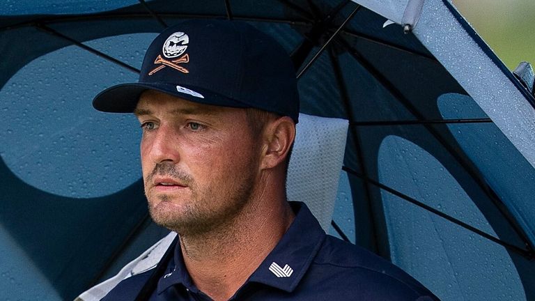 Crushers GC:n kapteeni Bryson DeChambeau kävelee 18. reiän Aramco LIV Golf Singaporen viimeisellä kierroksella Sentosa Golf Clubilla