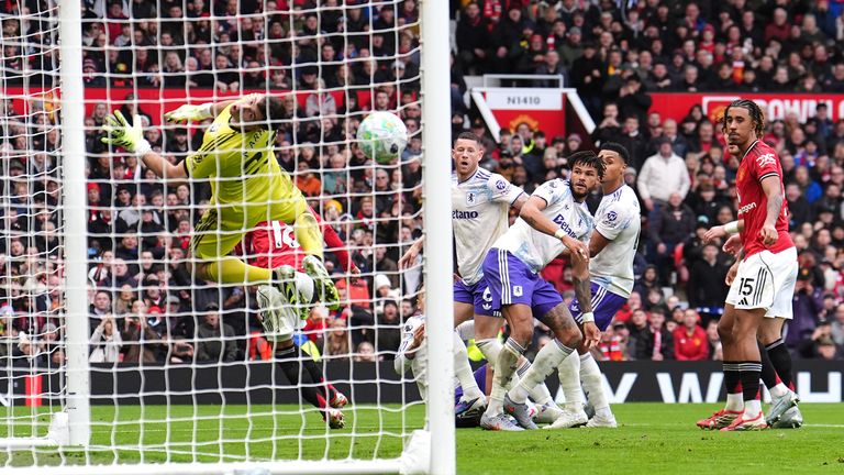 Casemiro heads Man Utd in front 