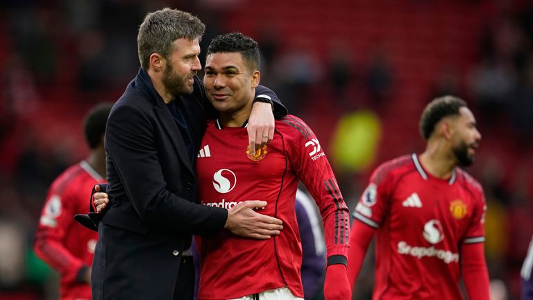 Michael Carrick y Casemiro celebran la victoria del Manchester United sobre el Aston Villa